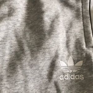 Addis’s grey joggers with side pockets stripes